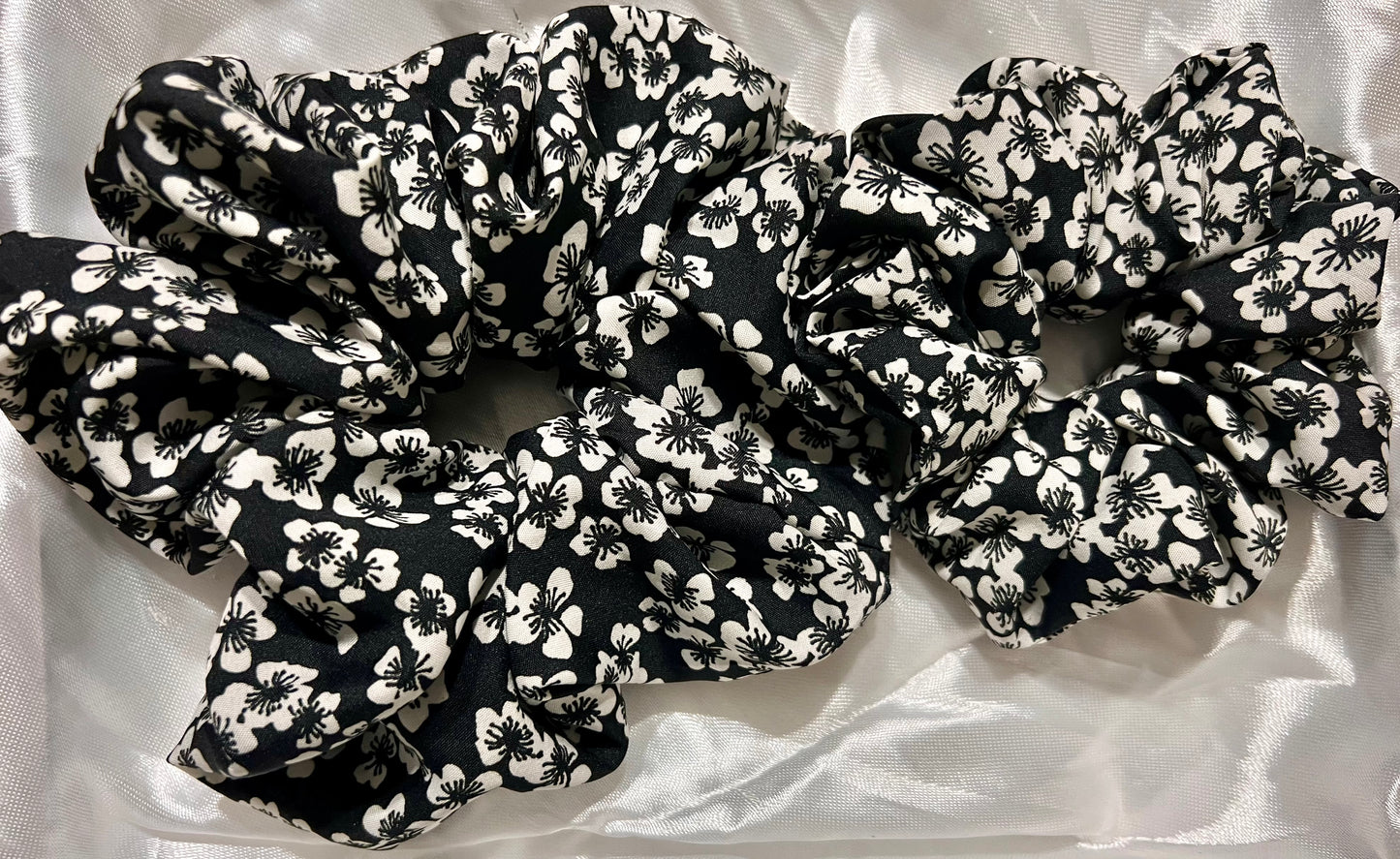 Black and white floral print - Cherry blossom style