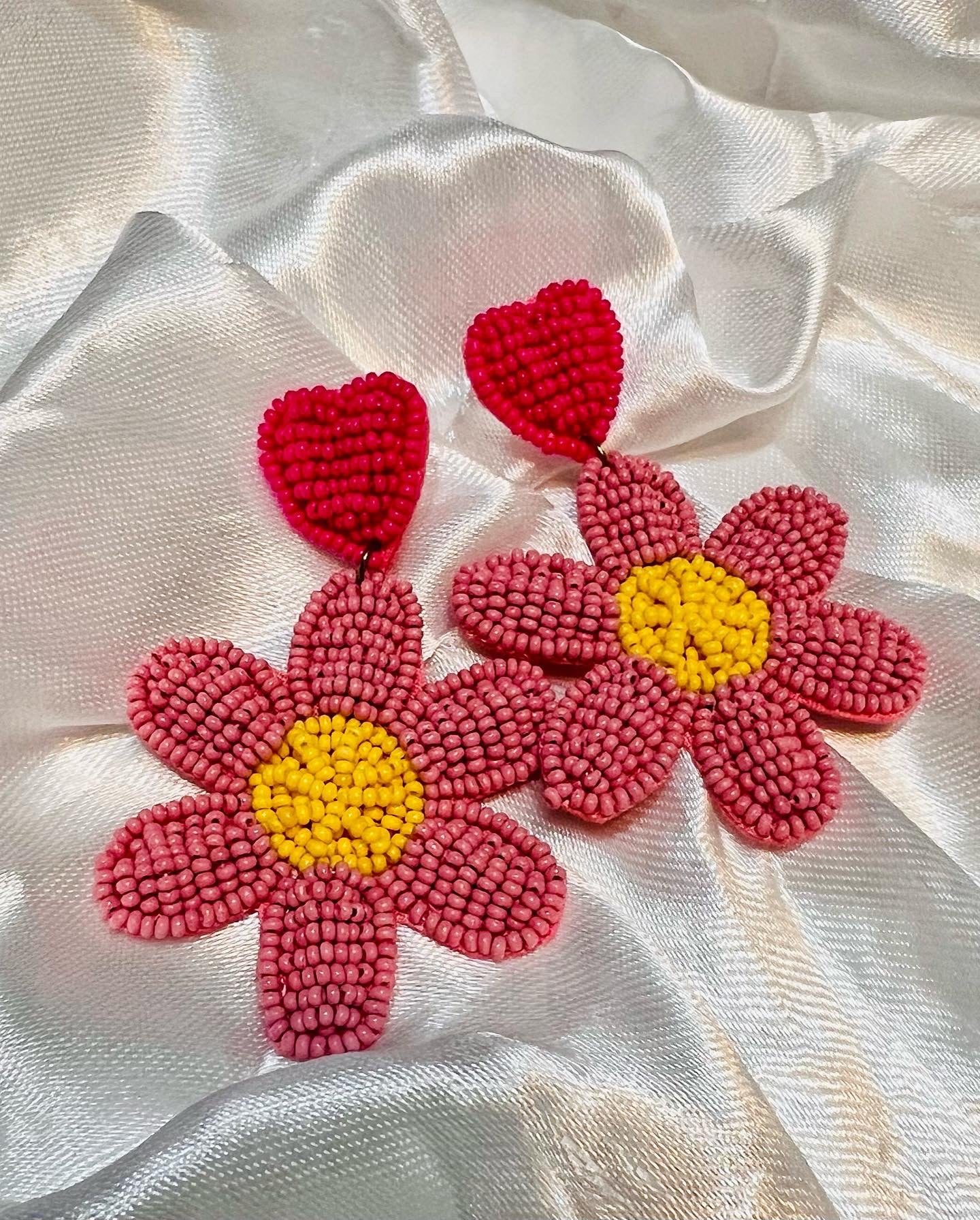 Floral treat earrings - pink